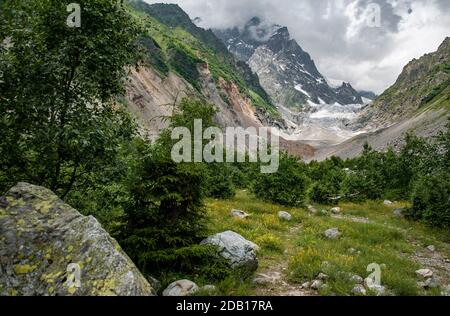 Ghiacciaio di Chalaadi vicino a Mestia, Svaneti, Georgia. Il ghiacciaio era al punto della foto nel 1974. Ha subito una recedita di circa 500 metri in 43 anni. Foto Stock