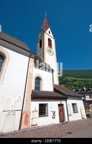 Chiesa parrocchiale di Santa Walburga nel villaggio di Martell, Valle Martelltal, Bolzano, Trentino-Alto Adige, Italia Foto Stock