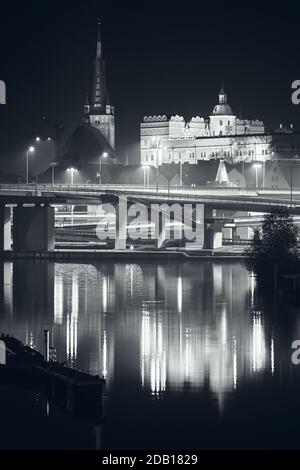 Il Castello Ducale e la Cattedrale di Szczecin si riflettono nel fiume Odra nella notte nebbia, in Polonia. Foto Stock