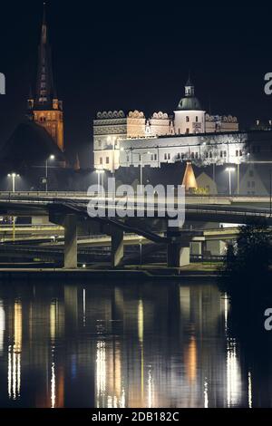 Il Castello Ducale (Zamek Ksiazat Pomorskich) e la Cattedrale di Szczecin si riflettono nel fiume Odra nella notte nebbia, in Polonia. Foto Stock