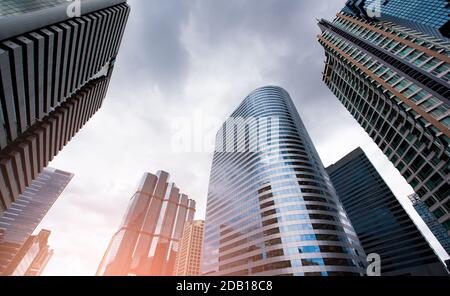Grattacieli business moderni, edifici alti, architettura che si innalzano al cielo. Concetti di finanza ed economia. Foto Stock