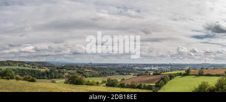 Immagine di una vista panoramica della città di Ratisbona in Baviera e del paesaggio con campi e prati, Germania Foto Stock
