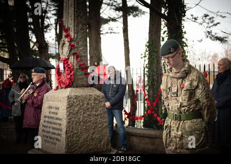 Brislington War Memorial, Bristol, Regno Unito. 8 novembre 2020. Anche se non sono state celebrate commemorazioni ufficiali presso il Bristol Cenotaph situato nel centro Foto Stock