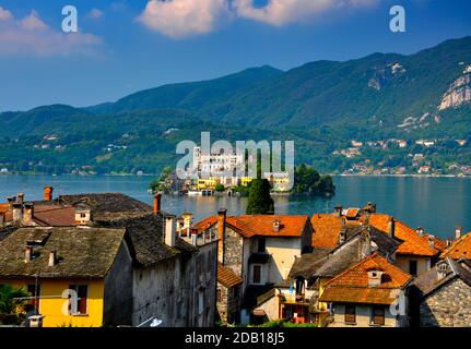 Paesaggio urbano di Orta e Isola di San Giulio sul Lago d'Orta in Piemonte. Foto Stock