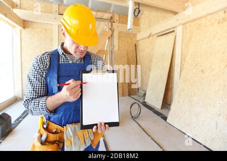 Lavoratore che mostra il documento nell'area del cantiere, spazio vuoto per la copia del testo Foto Stock