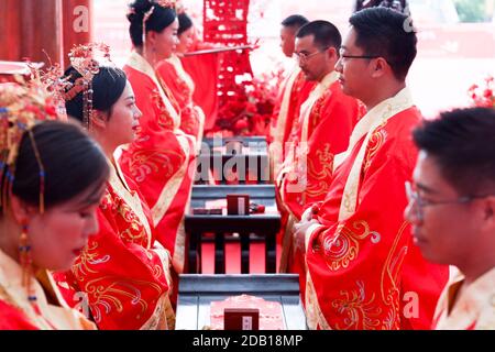 Guiyang, provincia cinese di Guizhou. 16 Nov 2020. Le coppie partecipano a una tradizionale cerimonia nuziale che si tiene a Guiyang, capitale della provincia di Guizhou, nel sud-ovest della Cina, il 16 novembre 2020. Credit: Ou Dongqu/Xinhua/Alamy Live News Foto Stock