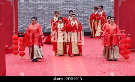 Guiyang, provincia cinese di Guizhou. 16 Nov 2020. Le coppie partecipano a una tradizionale cerimonia nuziale che si tiene a Guiyang, capitale della provincia di Guizhou, nel sud-ovest della Cina, il 16 novembre 2020. Credit: Ou Dongqu/Xinhua/Alamy Live News Foto Stock