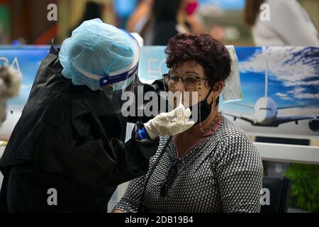(201116) -- L'AVANA, 16 novembre 2020 (Xinhua) -- UN operatore medico raccoglie campioni di tampone da un passeggero che è arrivato all'aeroporto internazionale Jose Marti di l'Avana, Cuba, 15 novembre 2020. L'aeroporto internazionale Jose Marti di l'Avana ha ripreso l'attività domenica dopo essere stato chiuso per più di sette mesi a causa della pandemia COVID-19. (Yamil Lage/AFP/Pool via Xinhua) Foto Stock