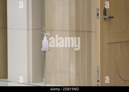 Tokyo, Giappone. Igienizzatore a mano visto nella sala riunioni del Tokyo Metropolitan Government Building a Tokyo, Giappone il 16 novembre 2020. Credit: AFLO/Alamy Live News Foto Stock