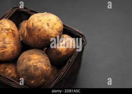 Patate fresche di campagna in un cestino Foto Stock