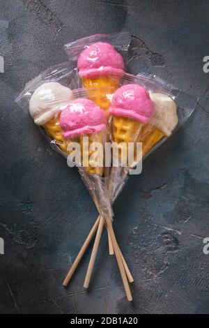 Lollipop sotto forma di gelato sul tavolo, vista dall'alto Foto Stock