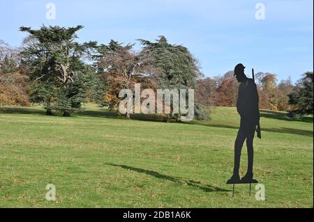 In piedi con i Giganti un'installazione d'arte creata da Witney, l'artista Dan Barton basato sull'Oxfordshire per commemorare il giorno della memoria è stata installata in t Foto Stock