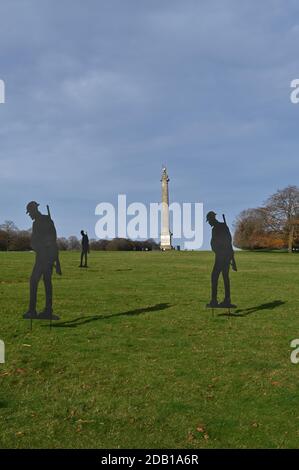 In piedi con i Giganti un'installazione d'arte creata da Witney, l'artista Dan Barton basato sull'Oxfordshire per commemorare il giorno della memoria è stata installata in t Foto Stock