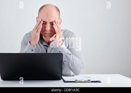 Uomo d'affari stressato e stanco Foto Stock