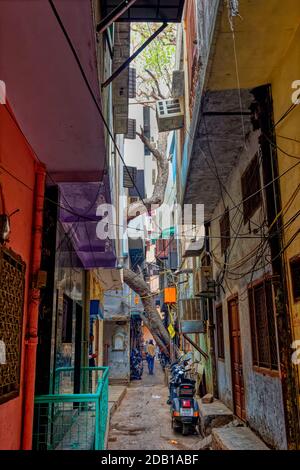 Strada stretta, Chandni Chowk bazaar, uno dei più antichi mercati della vecchia Delhi, India Foto Stock