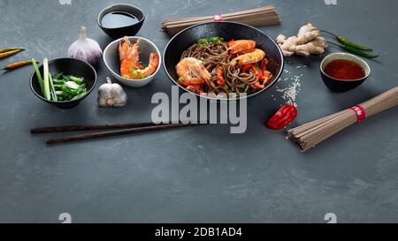 Tagliatelle di Soba con gamberi e verdure. Cibo sano in stile asiatico. Foto Stock