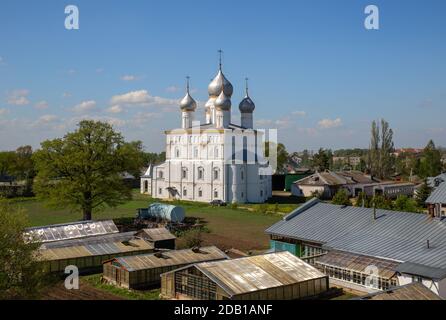 Monastero di Spaso-Yakovlevsky. Chiesa della Trasfigurazione del Salvatore e il cantiere domestico del monastero. Rostov Veliky, anello d'oro della Russia Foto Stock