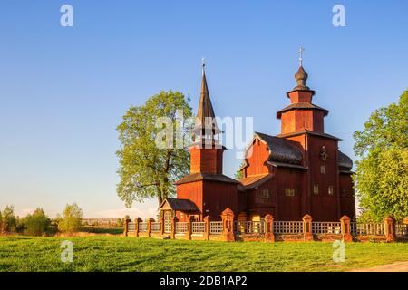 Vecchia chiesa in legno del 17 ° secolo. Chiesa di San Giovanni Evangelista sul fiume Ishnya. Rostov Veliky, anello d'oro della Russia Foto Stock