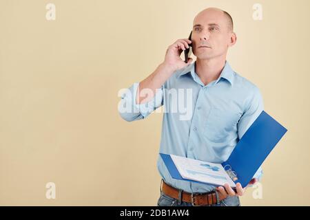 Imprenditore parlando al telefono Foto Stock