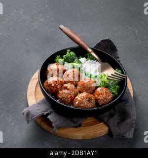 Polpette fatte in casa con riso fritto e verdure. Cibo equilibrato e sano. Spazio di copia Foto Stock