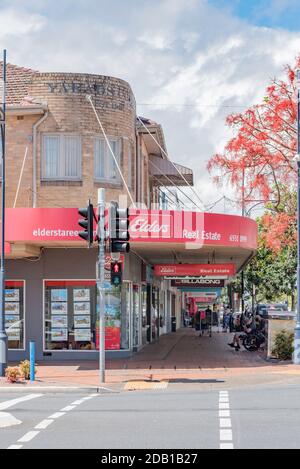 Attualmente occupato da uffici immobiliari Elders questo edificio ad angolo arrotondato in mattoni si trova all'angolo di Pulteney e Victoria Street a Taree, NSW Foto Stock