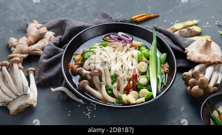 Tagliatelle di Udon con funghi e verdure. Cibo sano in stile asiatico. Foto Stock