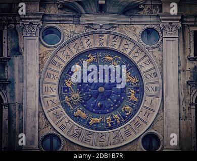 Venezia, Italia - Torre dell'orologio di San Marco, particolare della bella faccia dell'orologio blu e oro del XV secolo decorata con segni zodiacali Foto Stock