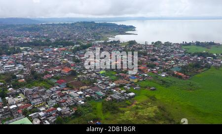 Vista aerea della città di Marawi situata sulla riva del lago Lanao restaurato dopo l'attacco dei terroristi di Abu Sayyaf nel 2017. Lanao del sur, Filippine. Foto Stock