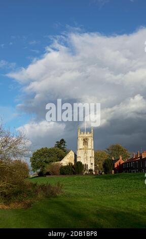 Chiesa di tutti i Santi nel villaggio di Cawood, North Yorkshire, Inghilterra, Regno Unito Foto Stock