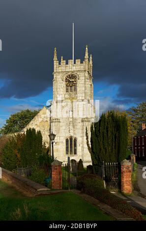 Chiesa di tutti i Santi nel villaggio di Cawood, North Yorkshire, Inghilterra, Regno Unito Foto Stock