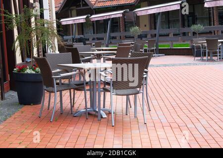 Terrazza con tavoli e sedie all'aperto in rattan. Sedie e tavoli nel ristorante all'aperto della città di europen. Patio in estate. Resort. Foto Stock