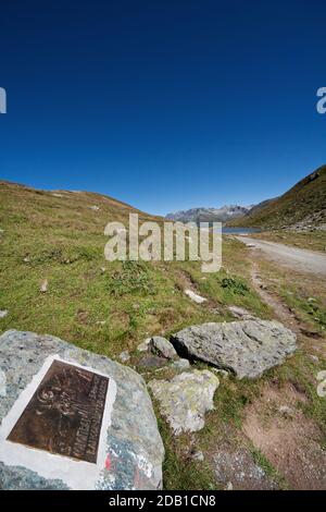 Il viaggio di San Colombano - lapide che celebra il passaggio di San Colombano e dei suoi monaci - Passo Septimer (quota 2,310 metri), Alpi svizzere Foto Stock