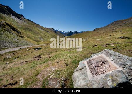 Il viaggio di San Colombano - lapide che celebra il passaggio di San Colombano e dei suoi monaci - Passo Septimer (quota 2,310 metri), Alpi svizzere Foto Stock