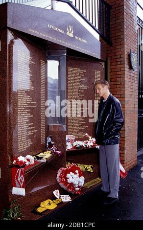 Il calciatore finlandese Sami Hyypiä a Liverpool nel 2000 dopo aver firmato con il Liverpool FC nel 1999. Foto Stock