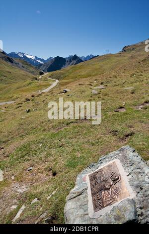 Il viaggio di San Colombano - lapide che celebra il passaggio di San Colombano e dei suoi monaci - Passo Septimer (quota 2,310 metri), Alpi svizzere Foto Stock