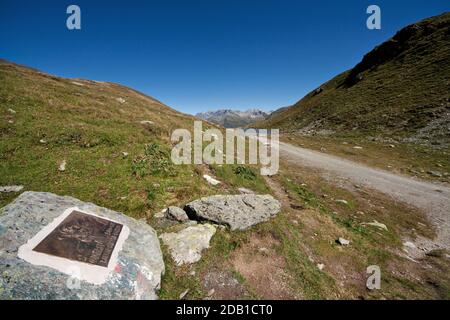 Il viaggio di San Colombano - lapide che celebra il passaggio di San Colombano e dei suoi monaci - Passo Septimer (quota 2,310 metri), Alpi svizzere Foto Stock