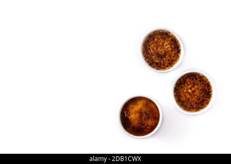 Creme brulee fatto in casa isolato su sfondo bianco Foto Stock