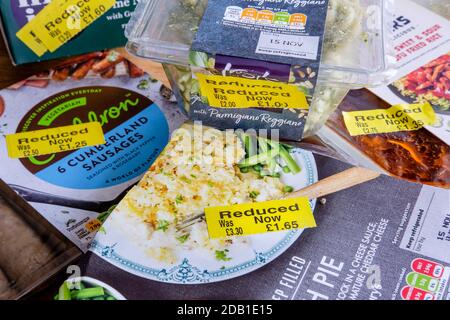 Selezione di prodotti alimentari supermercato ridotto in prezzo di vendita per data. Foto Stock