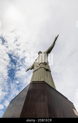 Mirador Cristo Redentor, l'enorme statua iconica del Cristo Redentore con le braccia distese sul monte Corcovado, Rio de Janeiro, Brasile Foto Stock