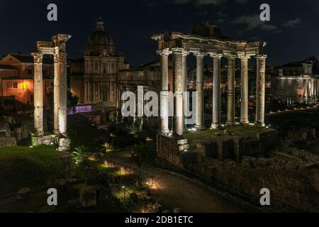 Rovine del Foro Romano, in primo piano il Tempio di Vespasiano e Tito e il Tempio di Saturno . Roma, Lazio, Italia, Europa Foto Stock