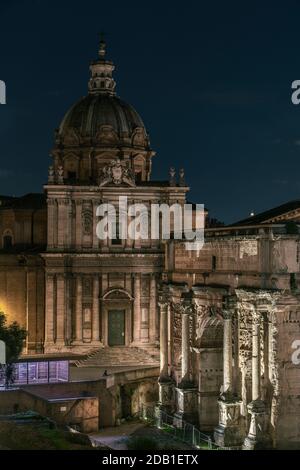 Chiesa dei Santi Luca e Martina, in primo piano le rovine dell'arco di Settimio Severio. Roma, Lazio, Italia, Europa Foto Stock