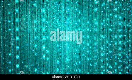 Sfondo blu e turchese di lampadine a LED lampeggianti, lampeggianti e sfarfallanti. Discoteca e vacanza illuminato al neon lucido sfondo. Decorazione astratta della parete Foto Stock