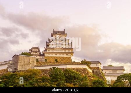 Sunrise vista del castello di Himeji, datata 1333, nella città di Himeji, nella prefettura di Hyogo, Giappone Foto Stock