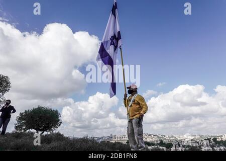Gerusalemme, Israele. 16 novembre 2020. I manifestanti ebrei di destra, sostenitori dell'insediamento ebraico in tutta la ‘terra d'Israele, manifestano contro e costano una delegazione dell'Unione europea guidata dal rappresentante dell'Unione europea ai palestinesi, von Burgsdorff, mentre la delegazione tournée in Givat Hamatos, controverso. Il governo di Netanyahu si è spostato in avanti domenica 15 novembre 2020, pubblicando un bando di gara per la costruzione di 1,257 case a Givat Hamatos, in quello che alcuni sostengono è un passo mirato a precedere il presidente eletto degli Stati Uniti Joe Biden. Il territorio è considerato dalla comunità internazionale un insediamento Foto Stock