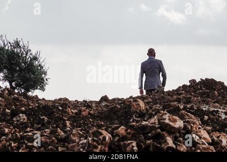 Gerusalemme, Israele. 16 novembre 2020. I manifestanti ebrei di destra, sostenitori dell'insediamento ebraico in tutta la ‘terra d'Israele, manifestano contro e costano una delegazione dell'Unione europea guidata dal rappresentante dell'Unione europea ai palestinesi, von Burgsdorff, mentre la delegazione tournée in Givat Hamatos, controverso. Il governo di Netanyahu si è spostato in avanti domenica 15 novembre 2020, pubblicando un bando di gara per la costruzione di 1,257 case a Givat Hamatos, in quello che alcuni sostengono è un passo mirato a precedere il presidente eletto degli Stati Uniti Joe Biden. Il territorio è considerato dalla comunità internazionale un insediamento Foto Stock