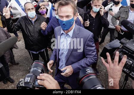 Gerusalemme, Israele. 16 novembre 2020. I manifestanti ebrei di destra, sostenitori dell'insediamento ebraico in tutta la ‘terra d'Israele, manifestano contro, e accostano, una delegazione dell'Unione europea guidata dal rappresentante dell'Unione europea ai palestinesi, SVEN KUHN VON BURGSDORFF, mentre la delegazione tournée in Givat Hamatos, controverso. Il governo di Netanyahu si è spostato in avanti domenica 15 novembre 2020, pubblicando un bando di gara per la costruzione di 1,257 case a Givat Hamatos, in quello che alcuni sostengono è un passo mirato a precedere il presidente eletto degli Stati Uniti Joe Biden. Il territorio è considerato dai comuni internazionali Foto Stock