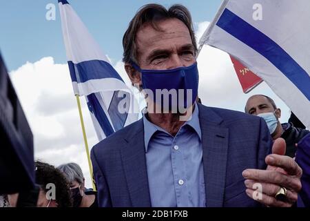Gerusalemme, Israele. 16 novembre 2020. I manifestanti ebrei di destra, sostenitori dell'insediamento ebraico in tutta la ‘terra d'Israele, manifestano contro, e accostano, una delegazione dell'Unione europea guidata dal rappresentante dell'Unione europea ai palestinesi, SVEN KUHN VON BURGSDORFF, mentre la delegazione tournée in Givat Hamatos, controverso. Il governo di Netanyahu si è spostato in avanti domenica 15 novembre 2020, pubblicando un bando di gara per la costruzione di 1,257 case a Givat Hamatos, in quello che alcuni sostengono è un passo mirato a precedere il presidente eletto degli Stati Uniti Joe Biden. Il territorio è considerato dai comuni internazionali Foto Stock