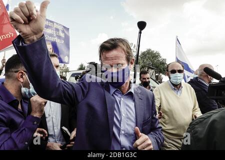 Gerusalemme, Israele. 16 novembre 2020. I manifestanti ebrei di destra, sostenitori dell'insediamento ebraico in tutta la ‘terra d'Israele, manifestano contro, e accostano, una delegazione dell'Unione europea guidata dal rappresentante dell'Unione europea ai palestinesi, SVEN KUHN VON BURGSDORFF, mentre la delegazione tournée in Givat Hamatos, controverso. Il governo di Netanyahu si è spostato in avanti domenica 15 novembre 2020, pubblicando un bando di gara per la costruzione di 1,257 case a Givat Hamatos, in quello che alcuni sostengono è un passo mirato a precedere il presidente eletto degli Stati Uniti Joe Biden. Il territorio è considerato dai comuni internazionali Foto Stock