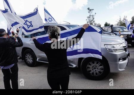 Gerusalemme, Israele. 16 novembre 2020. I manifestanti ebrei di destra, sostenitori dell'insediamento ebraico in tutta la ‘terra d'Israele, manifestano contro e costano una delegazione dell'Unione europea guidata dal rappresentante dell'Unione europea ai palestinesi, von Burgsdorff, mentre la delegazione tournée in Givat Hamatos, controverso. Il governo di Netanyahu si è spostato in avanti domenica 15 novembre 2020, pubblicando un bando di gara per la costruzione di 1,257 case a Givat Hamatos, in quello che alcuni sostengono è un passo mirato a precedere il presidente eletto degli Stati Uniti Joe Biden. Il territorio è considerato dalla comunità internazionale un insediamento Foto Stock