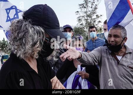 Gerusalemme, Israele. 16 novembre 2020. I manifestanti ebrei di destra, sostenitori dell'insediamento ebraico in tutta la ‘terra d'Israele, manifestano contro e costano una delegazione dell'Unione europea guidata dal rappresentante dell'Unione europea ai palestinesi, von Burgsdorff, mentre la delegazione tournée in Givat Hamatos, controverso. Il governo di Netanyahu si è spostato in avanti domenica 15 novembre 2020, pubblicando un bando di gara per la costruzione di 1,257 case a Givat Hamatos, in quello che alcuni sostengono è un passo mirato a precedere il presidente eletto degli Stati Uniti Joe Biden. Il territorio è considerato dalla comunità internazionale un insediamento Foto Stock
